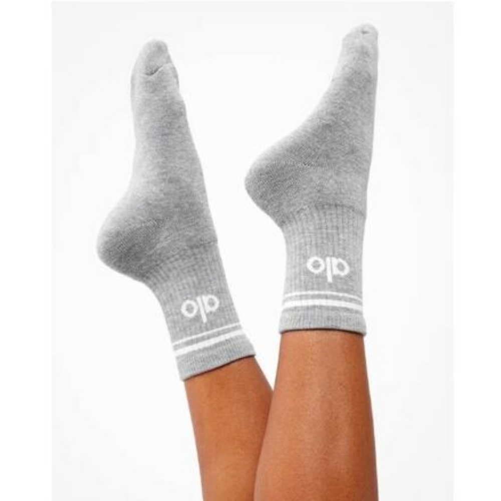 NWT Alo Yogo Unisex Half Crew Socks. Heather  Grey. Medium
